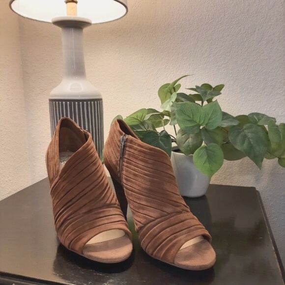Vince Camuto Shoes - NWOT Vince Camuto Anara Brown Suede Ruched Peep Toe Bootie Sz 9M